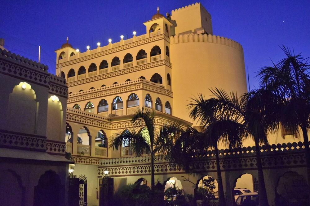 Fort Chandragupt Hotel Jaipur Bagian luar foto